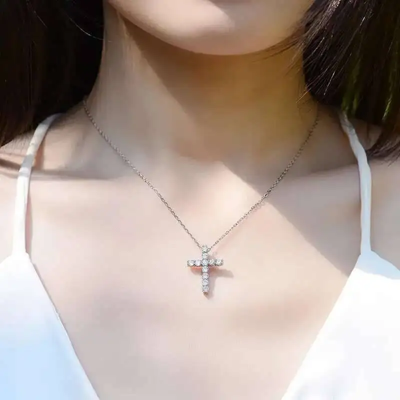 Colgante de cruz de moissanita completo, cadena Original de plata Sterg chapada en oro blanco, collar fino para joyería de mujer