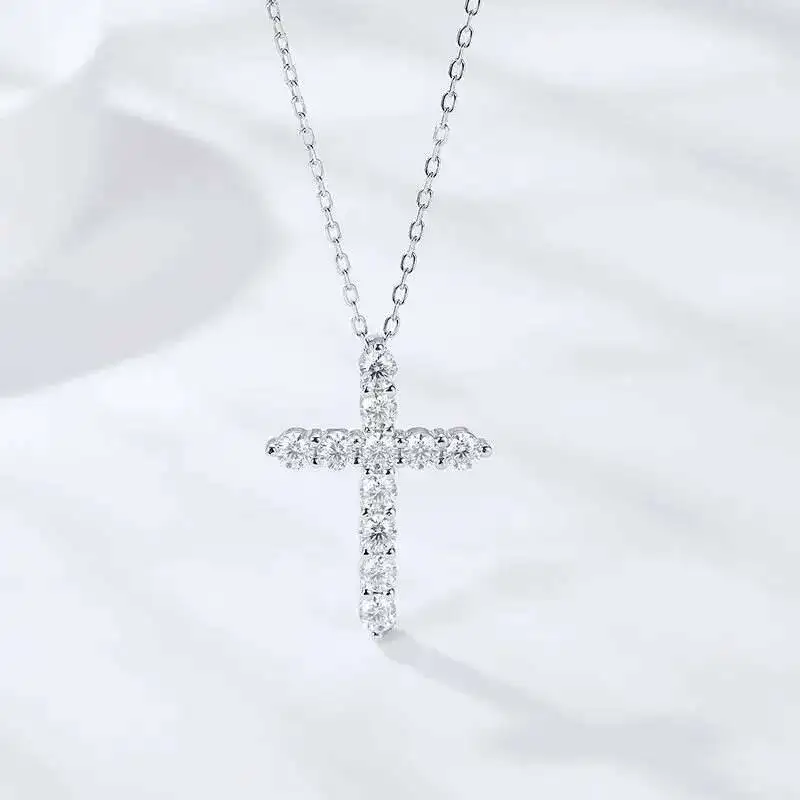 Colgante de cruz de moissanita completo, cadena Original de plata Sterg chapada en oro blanco, collar fino para joyería de mujer