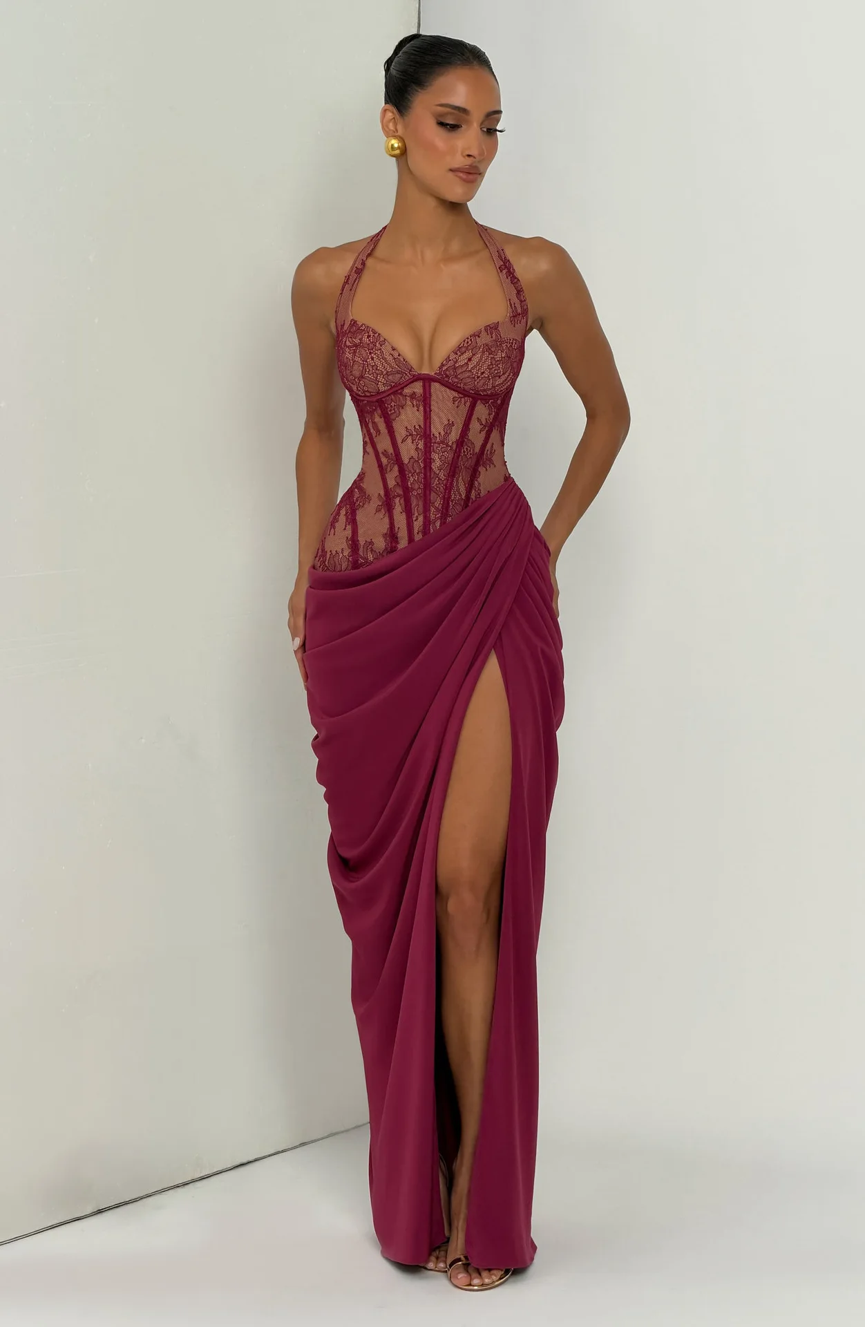 Vestido de Noche Largo de Lujo para Mujer con Corsé de Encaje Halter, Falda Drapeada, Abertura Lateral Alta y Espalda con Cordones, Ideal para Fiesta de Gala, Boda o Evento Formal
