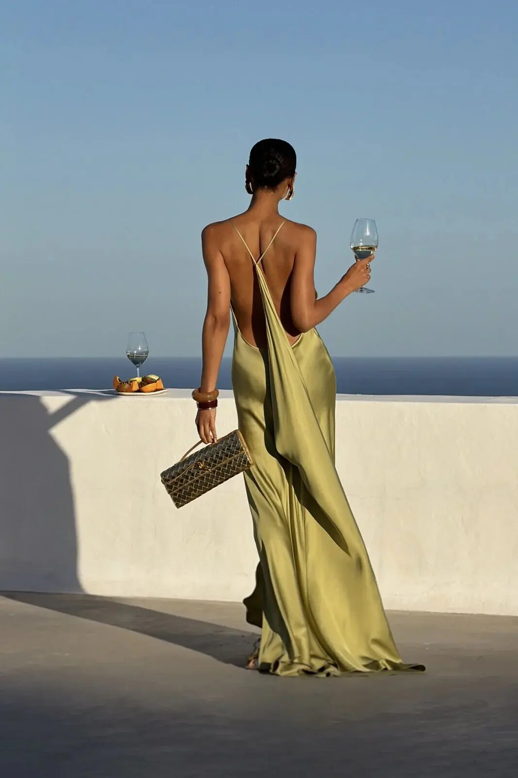 Vestido con acabado satinado y tirantes