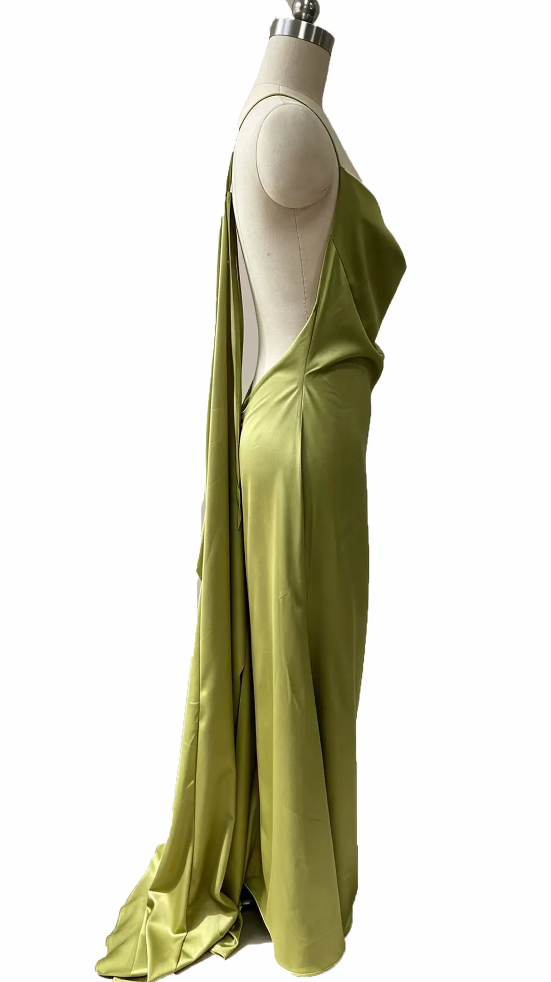 Vestido con acabado satinado y tirantes