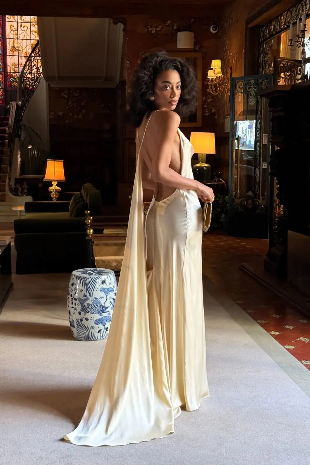 Vestido con acabado satinado y tirantes
