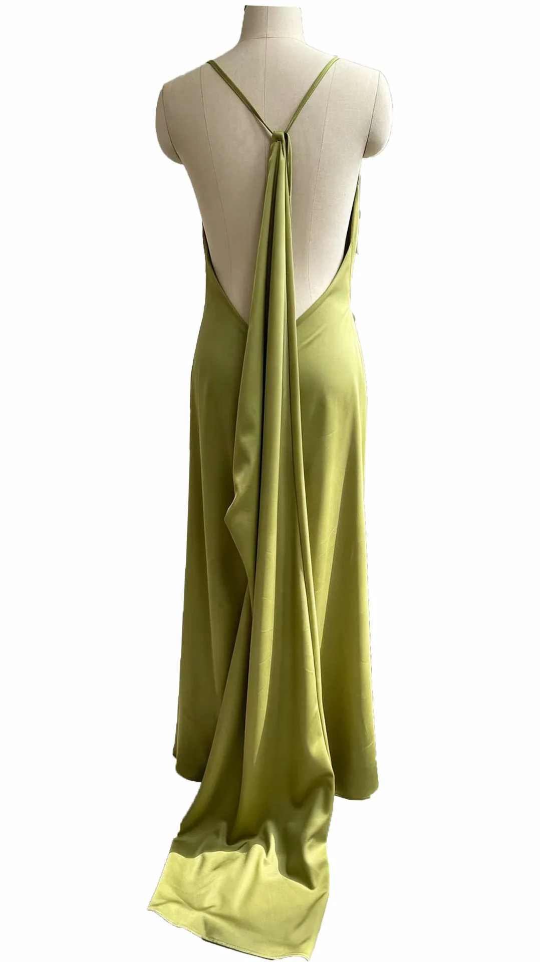 Vestido con acabado satinado y tirantes