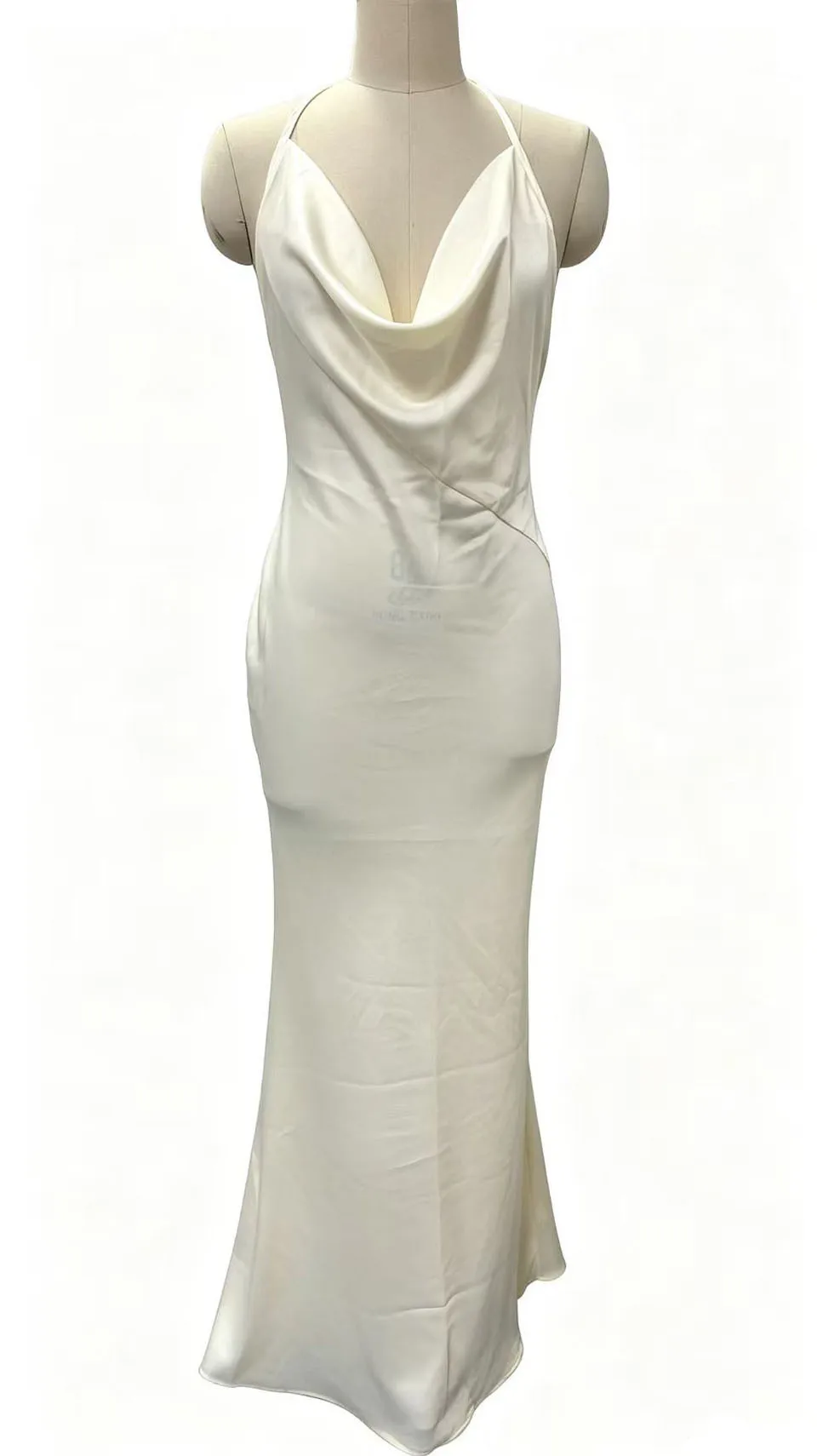 Vestido con acabado satinado y tirantes
