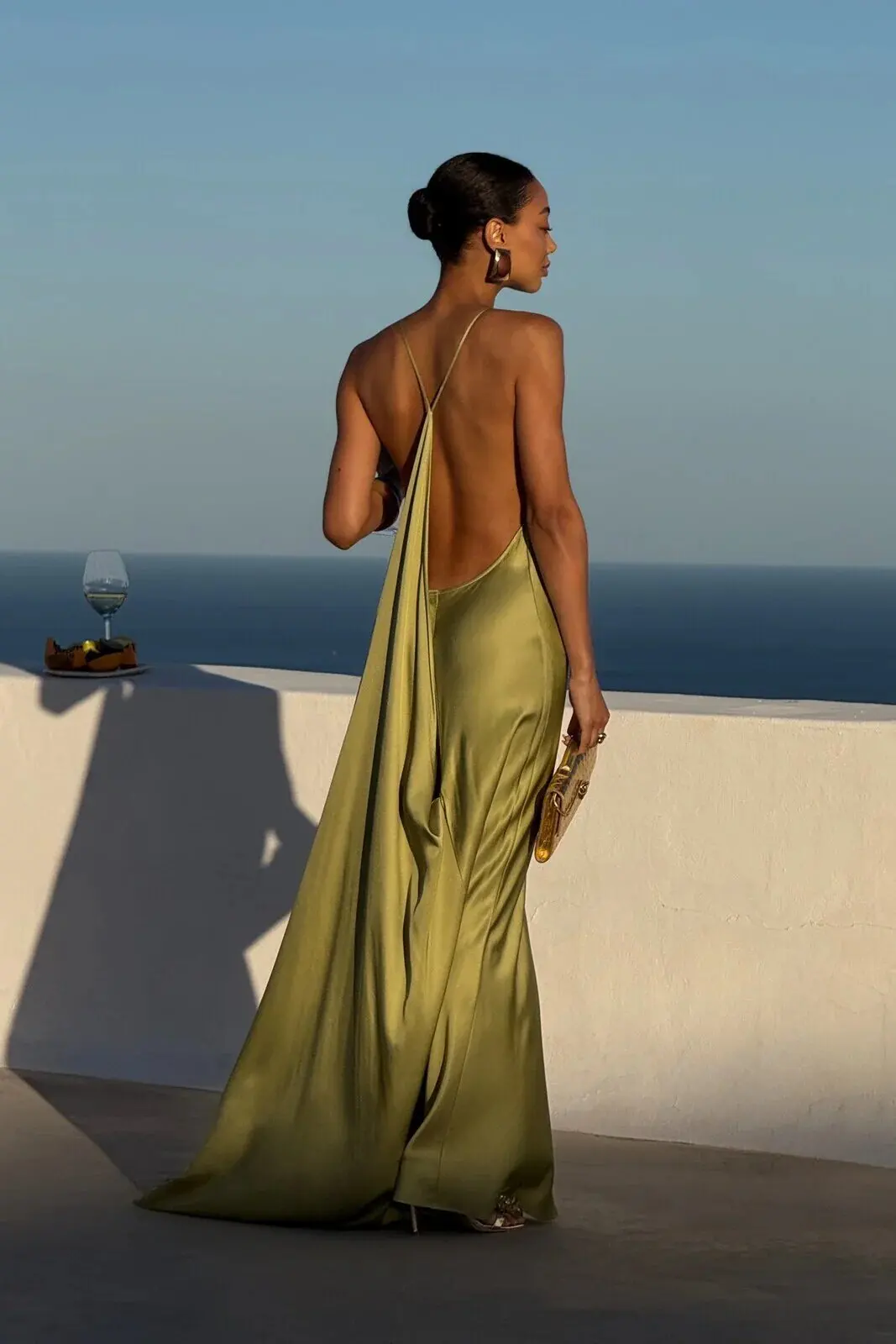 Vestido con acabado satinado y tirantes
