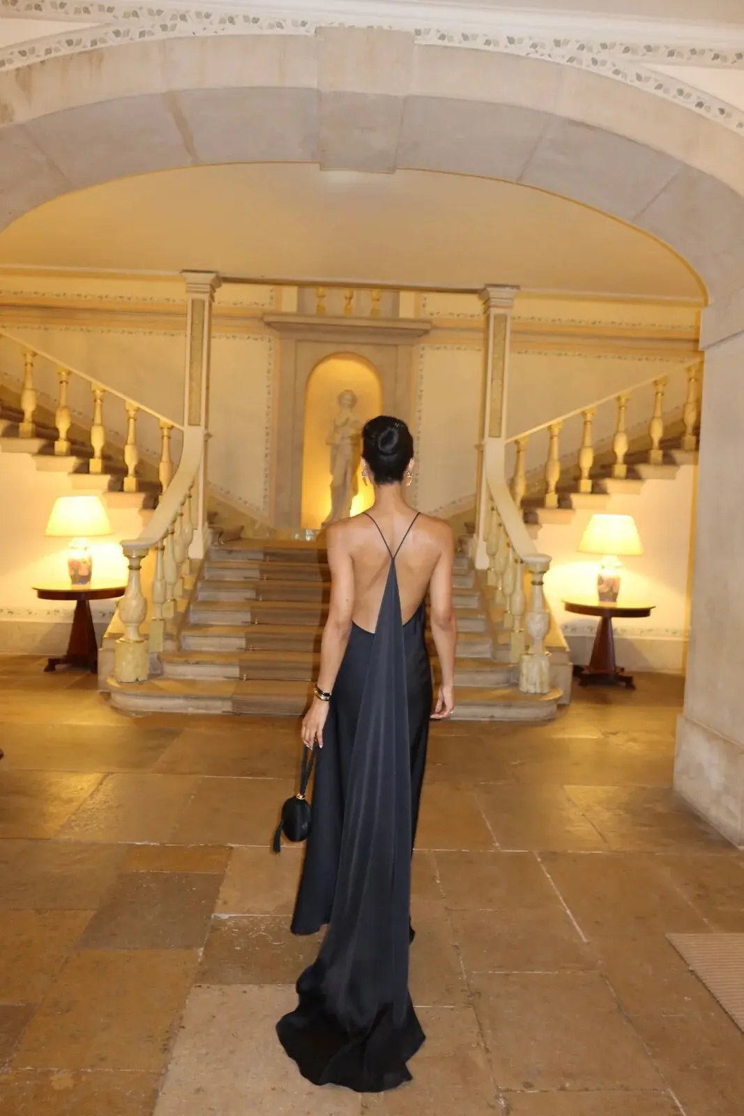 Vestido con acabado satinado y tirantes