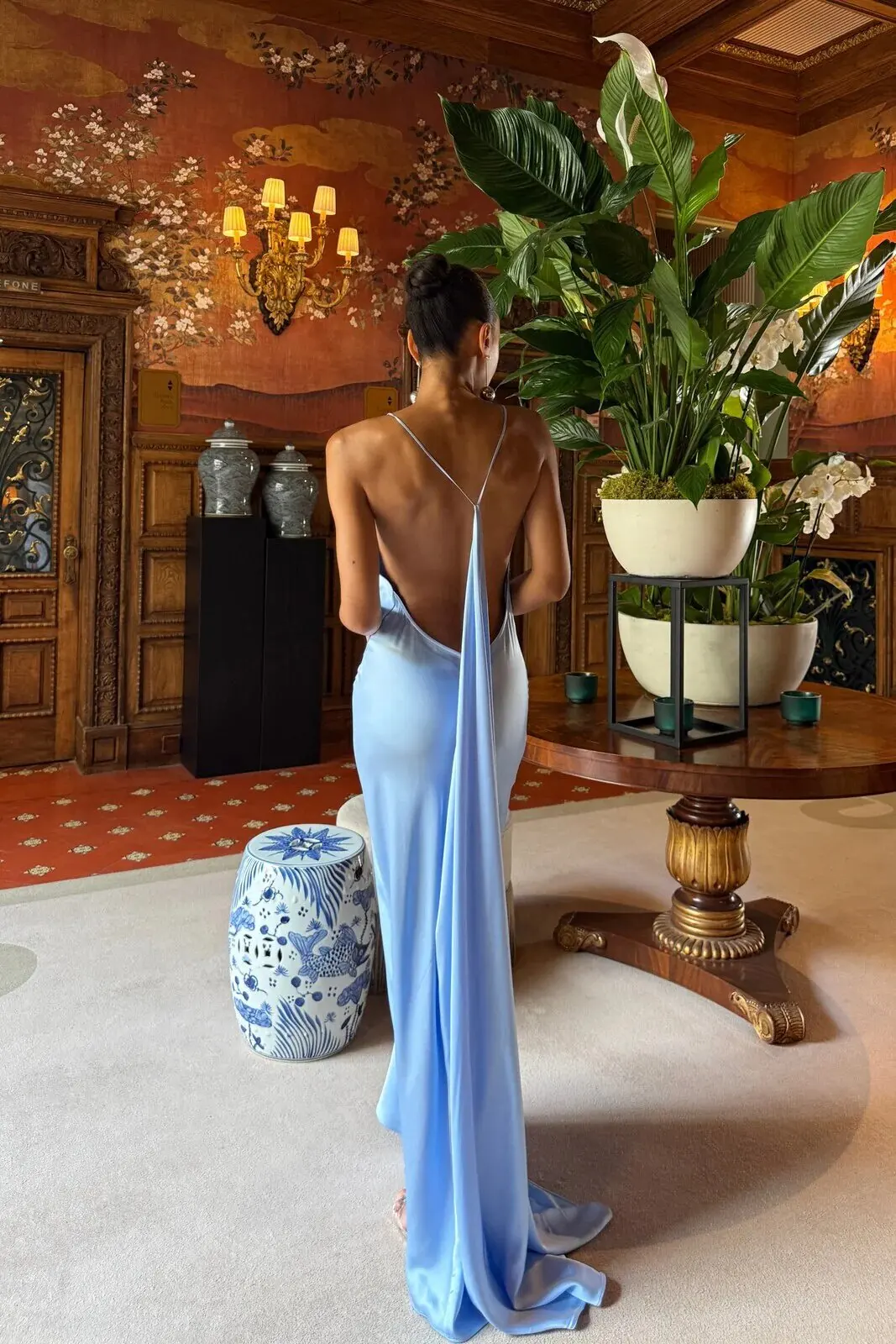 Vestido con acabado satinado y tirantes