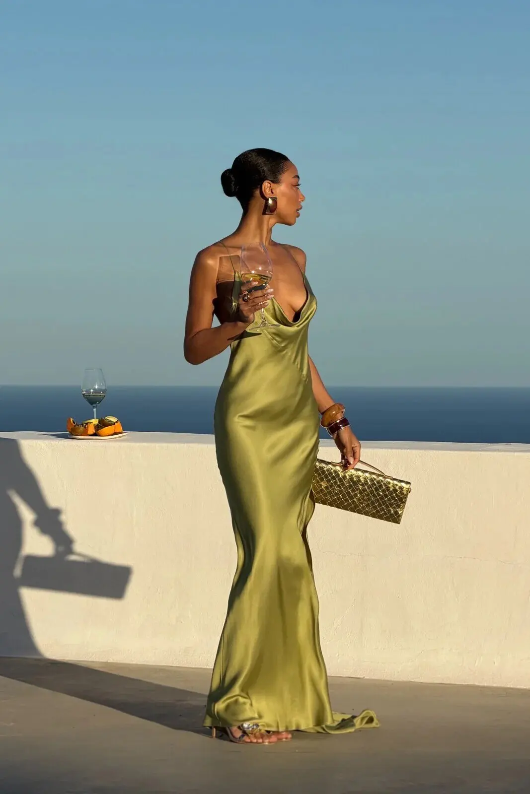 Vestido con acabado satinado y tirantes