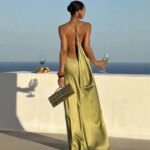 Vestido con acabado satinado y tirantes