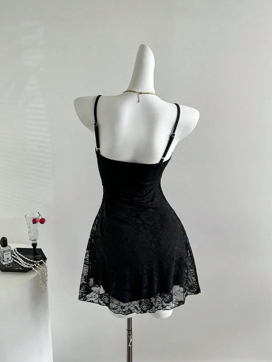 Vestido con encaje y tirantes finos