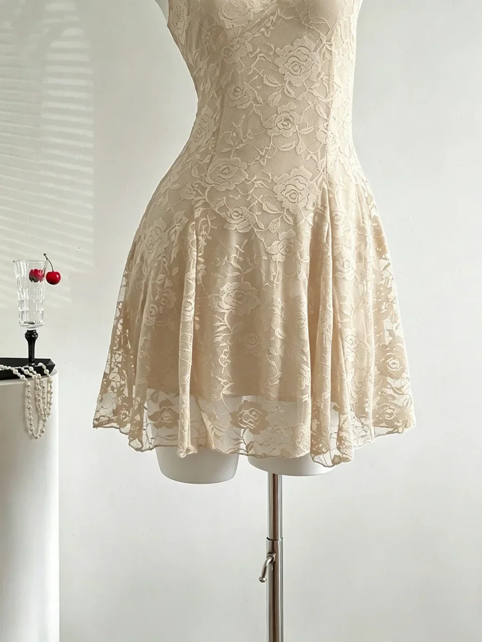 Vestido con encaje y tirantes finos