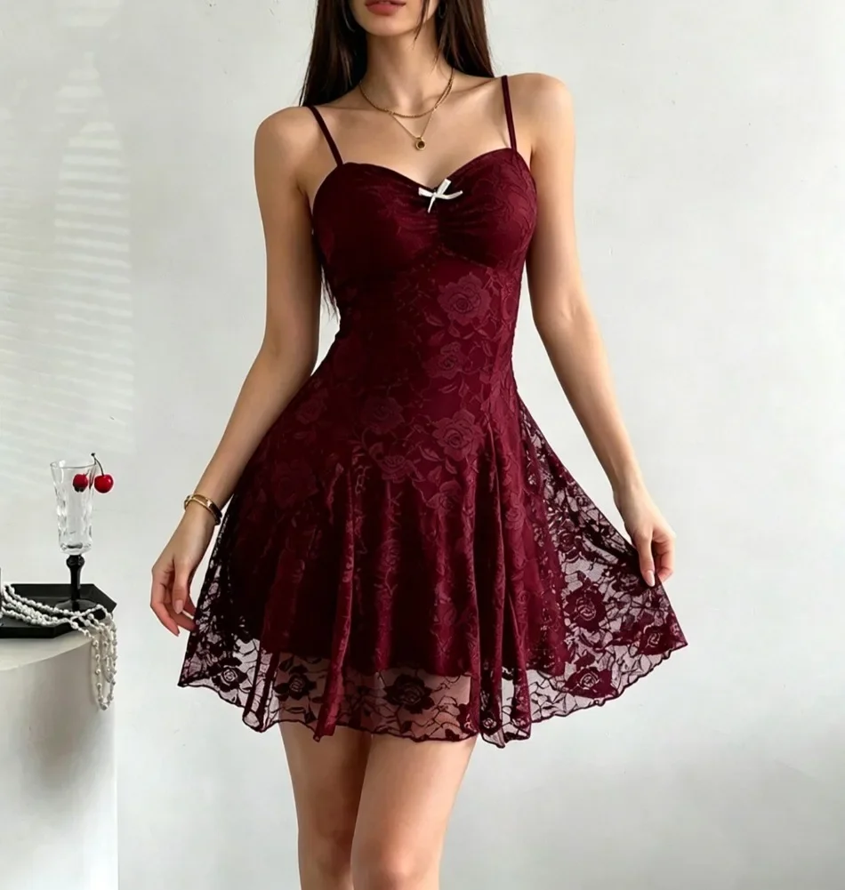 Vestido con encaje y tirantes finos