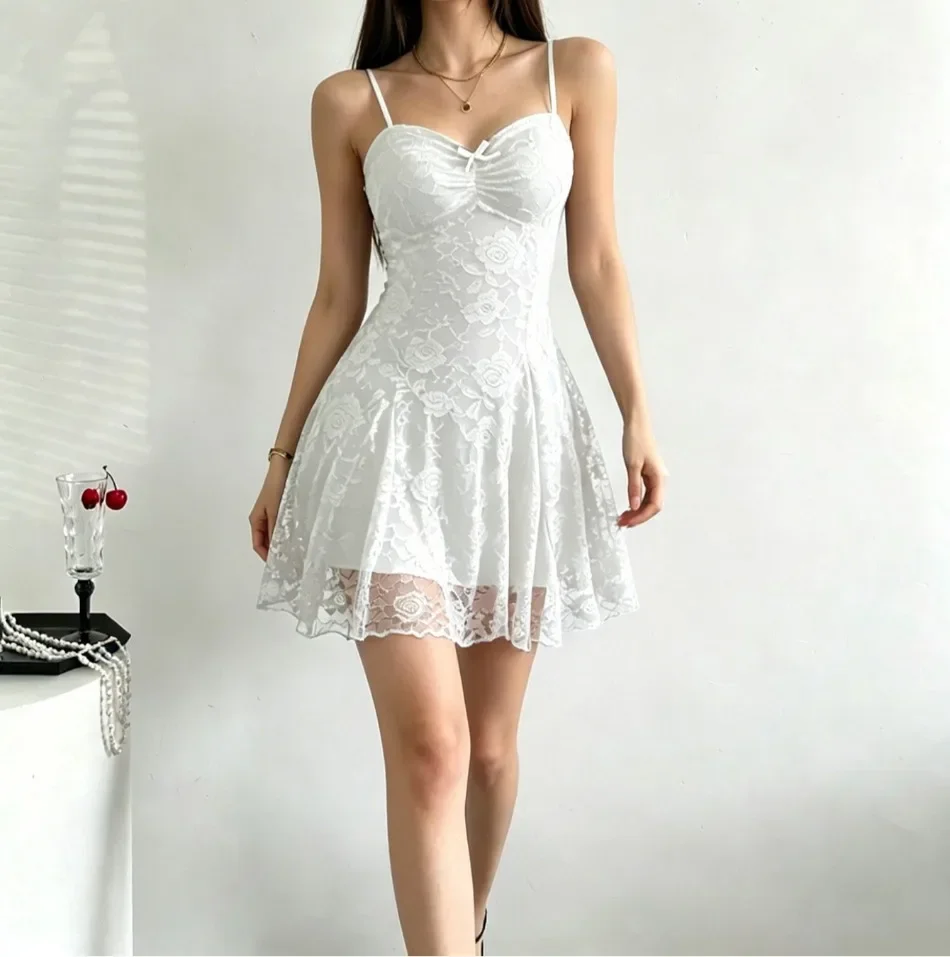 Vestido con encaje y tirantes finos