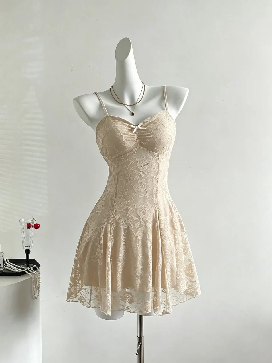Vestido con encaje y tirantes finos