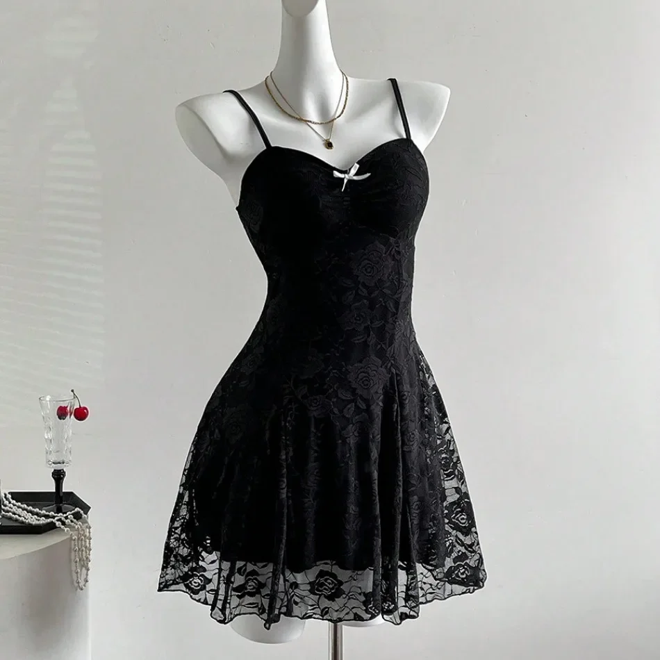 Vestido con encaje y tirantes finos