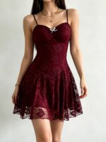 Vestido con encaje y tirantes finos
