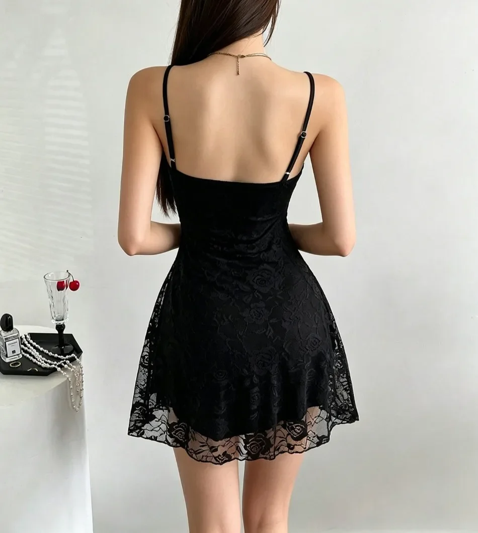 Vestido con encaje y tirantes finos