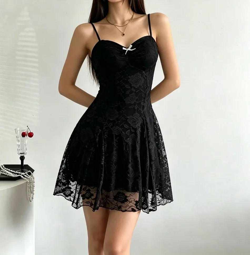 Vestido con encaje y tirantes finos