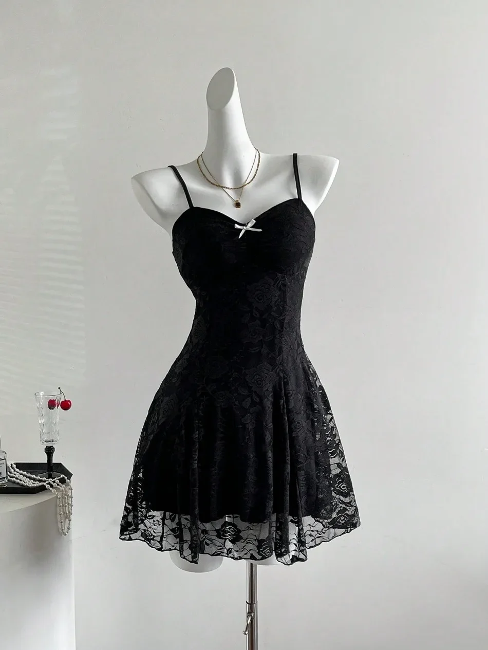 Vestido con encaje y tirantes finos