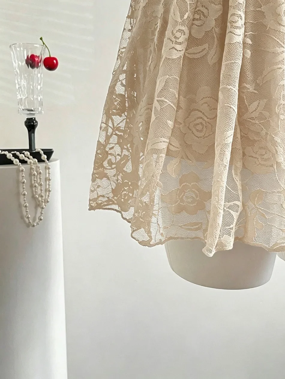 Vestido con encaje y tirantes finos