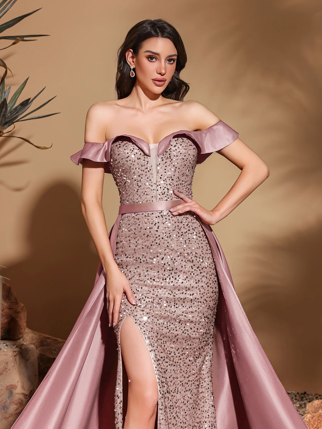 Vestido largo de satén con lentejuelas, hombros descubiertos y cuello plisado