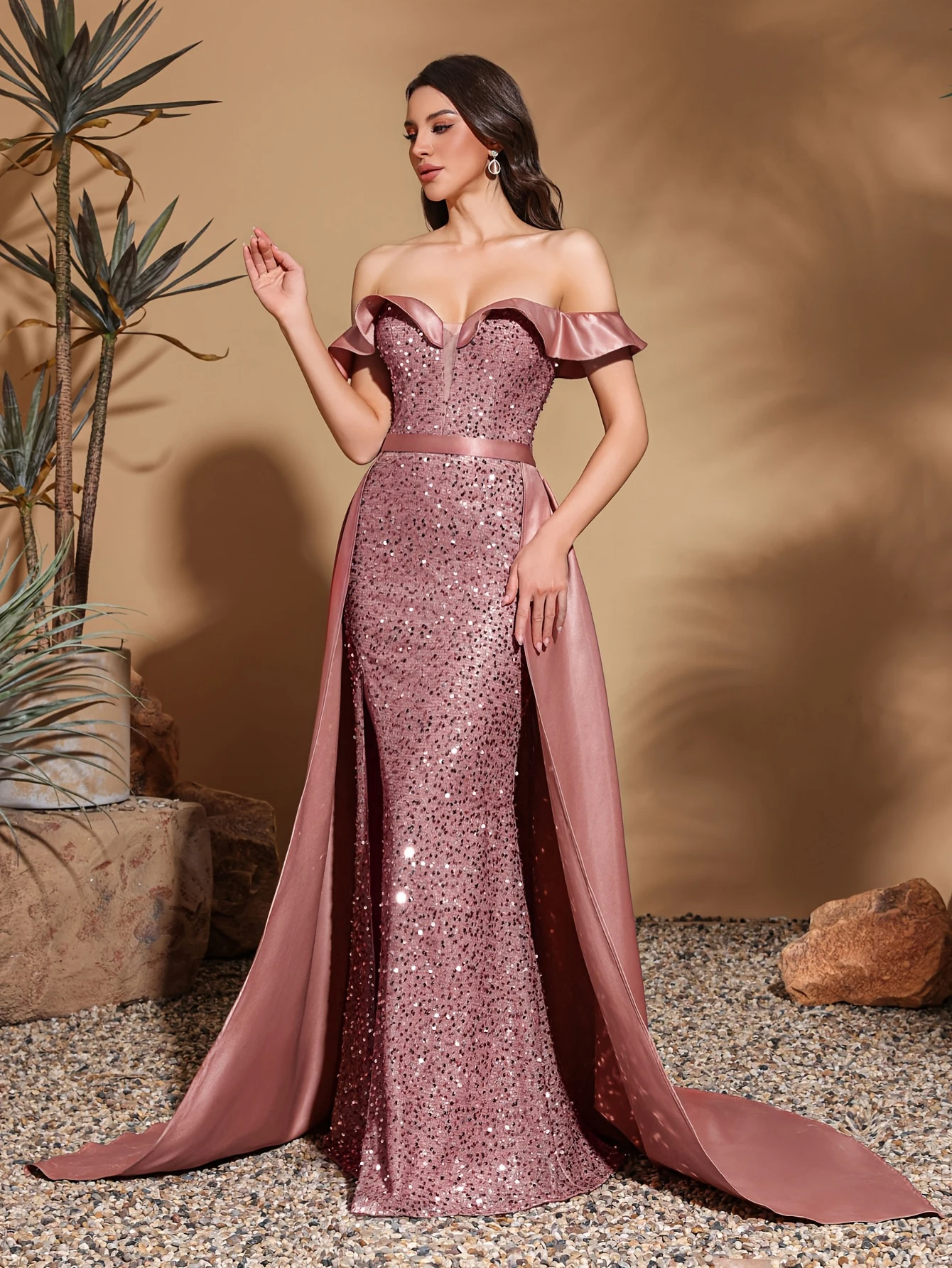 Vestido largo de satén con lentejuelas, hombros descubiertos y cuello plisado