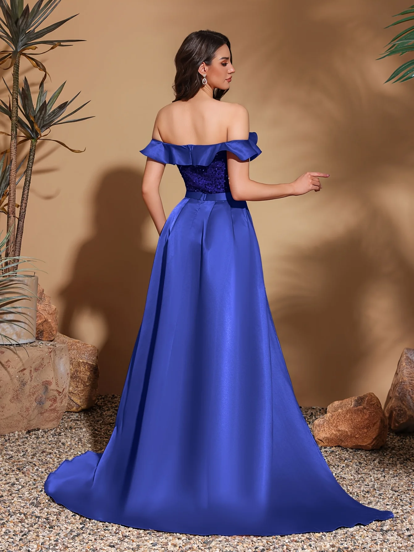 Vestido largo de satén con lentejuelas, hombros descubiertos y cuello plisado