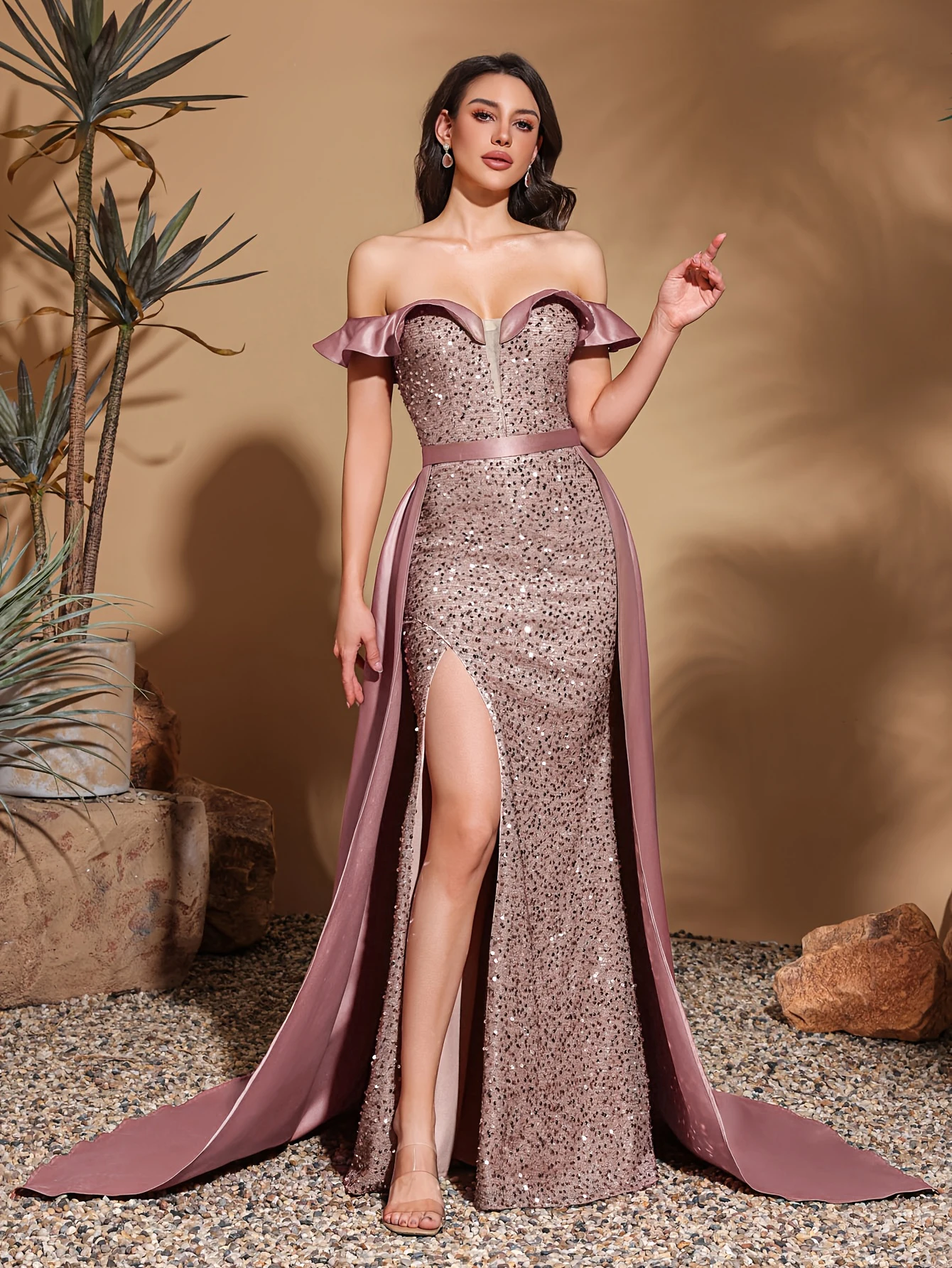 Vestido largo de satén con lentejuelas, hombros descubiertos y cuello plisado