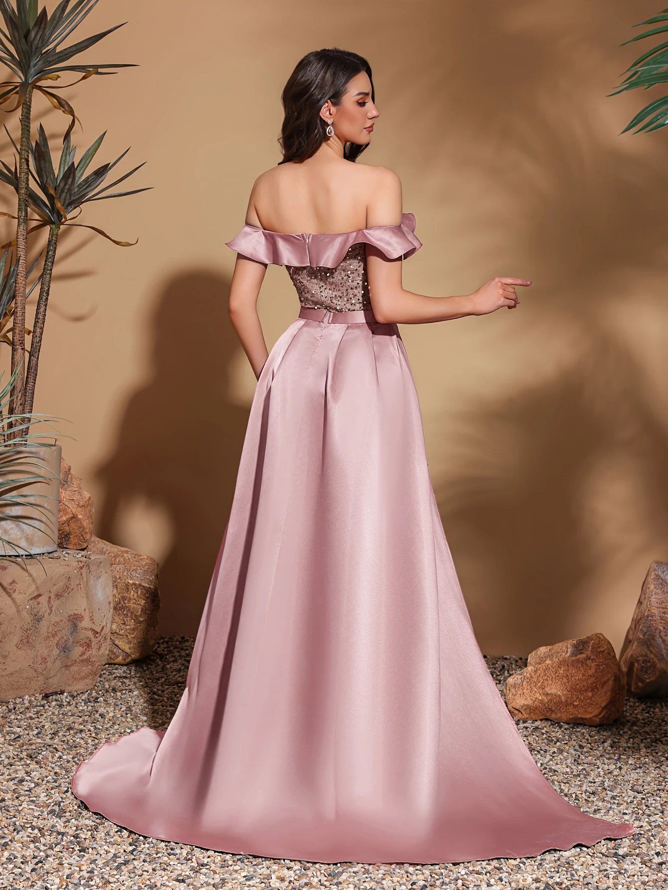 Vestido largo de satén con lentejuelas, hombros descubiertos y cuello plisado