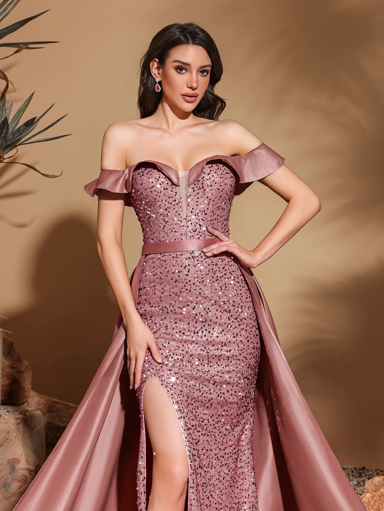 Vestido largo de satén con lentejuelas, hombros descubiertos y cuello plisado