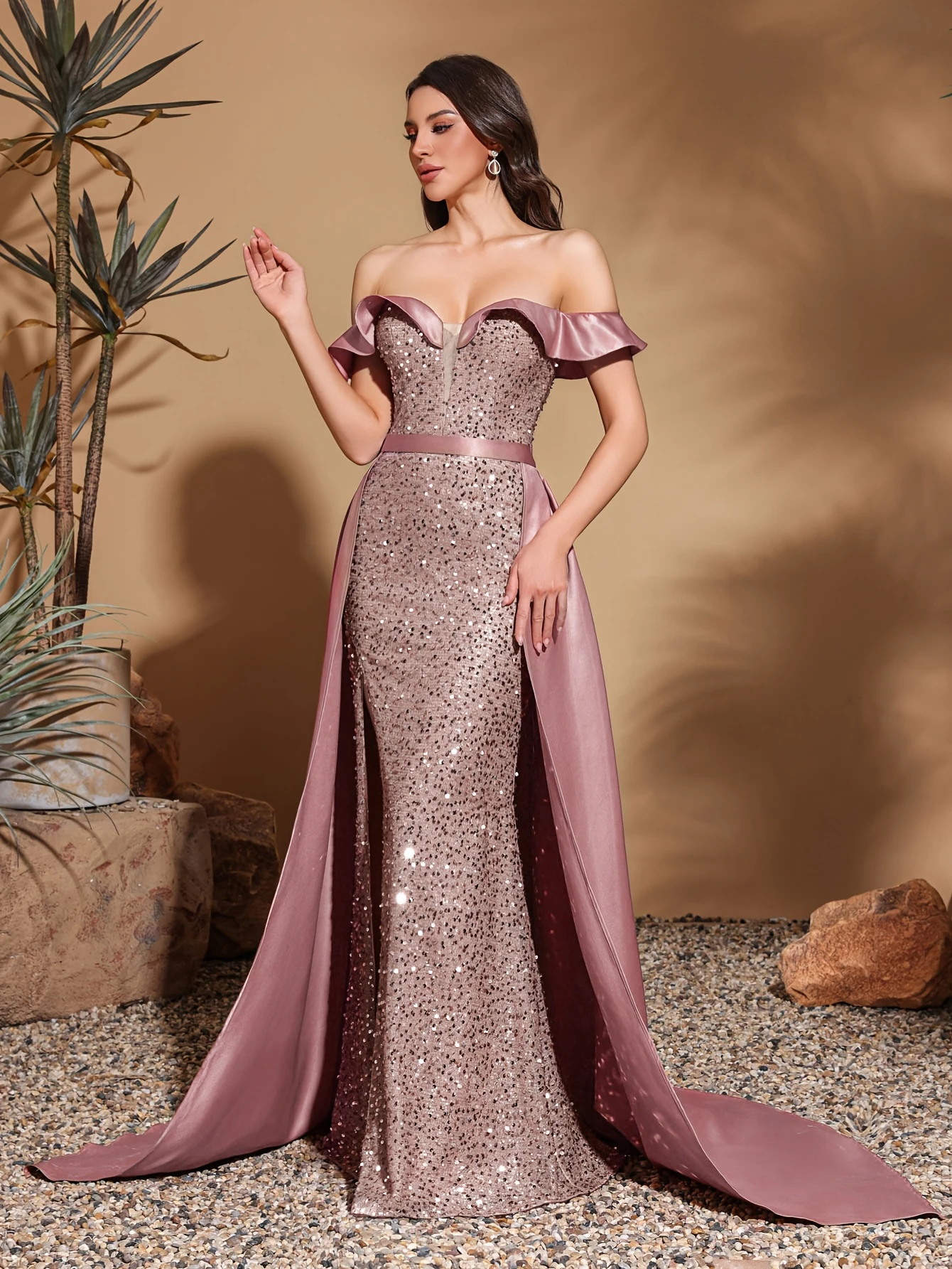 Vestido largo de satén con lentejuelas, hombros descubiertos y cuello plisado