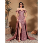 Vestido largo de satén con lentejuelas, hombros descubiertos y cuello plisado