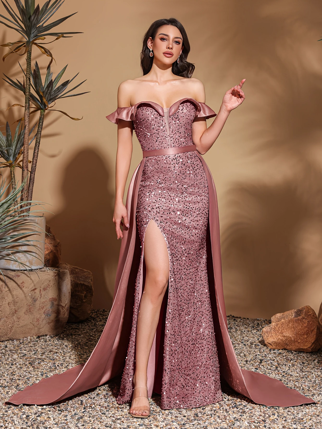 Vestido largo de satén con lentejuelas, hombros descubiertos y cuello plisado