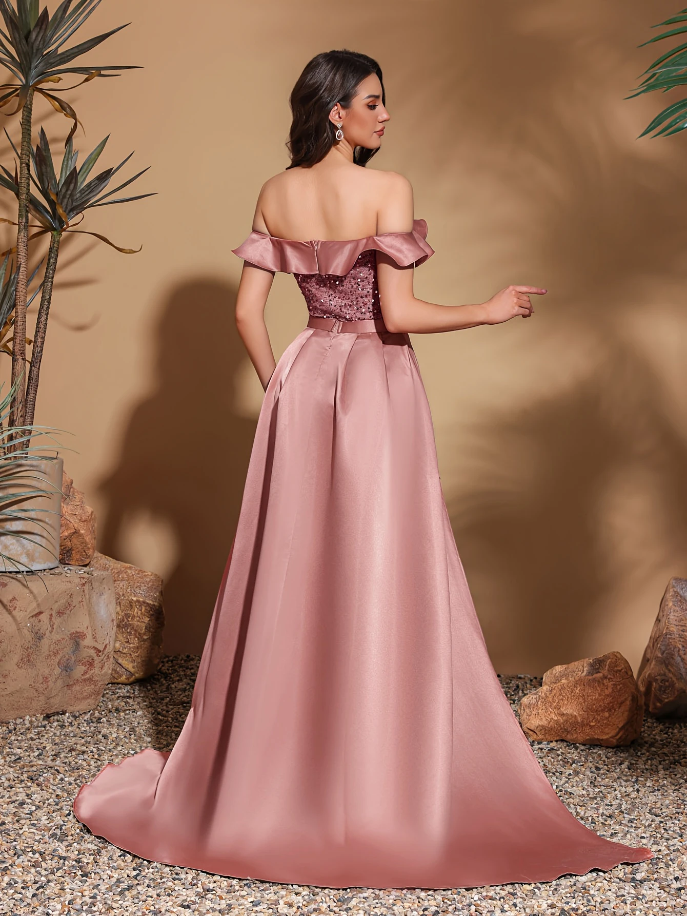Vestido largo de satén con lentejuelas, hombros descubiertos y cuello plisado