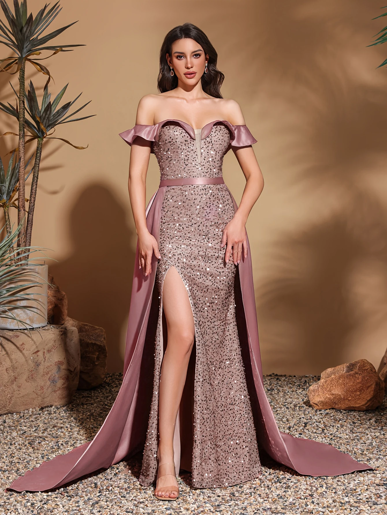 Vestido largo de satén con lentejuelas, hombros descubiertos y cuello plisado