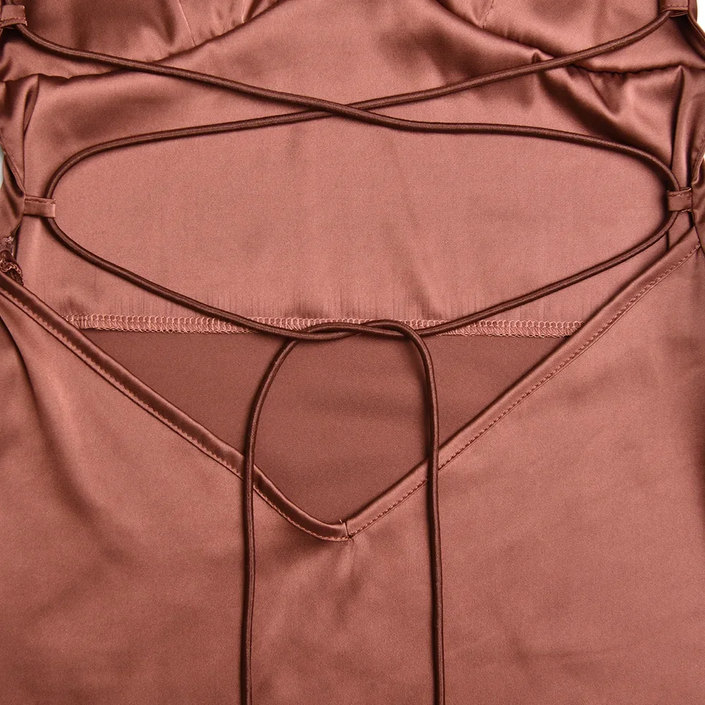 Vestido para mujer con acabado satinado y tirantes finos
