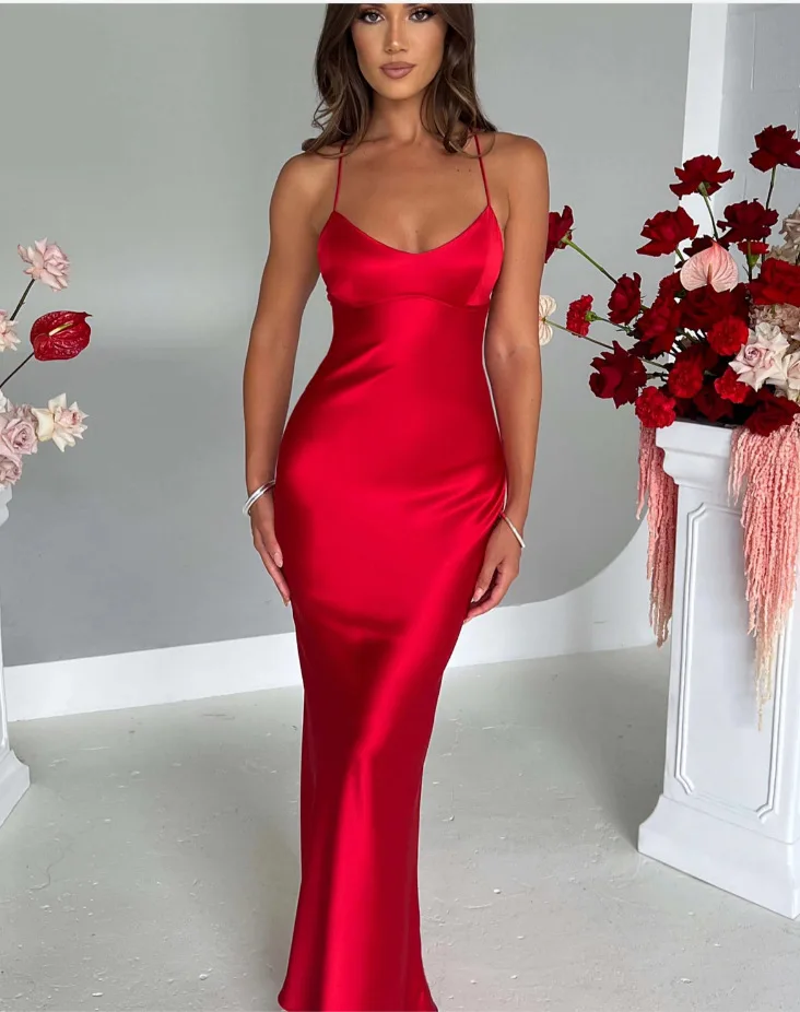 Vestido para mujer con acabado satinado y tirantes finos