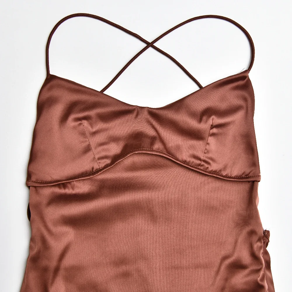 Vestido para mujer con acabado satinado y tirantes finos