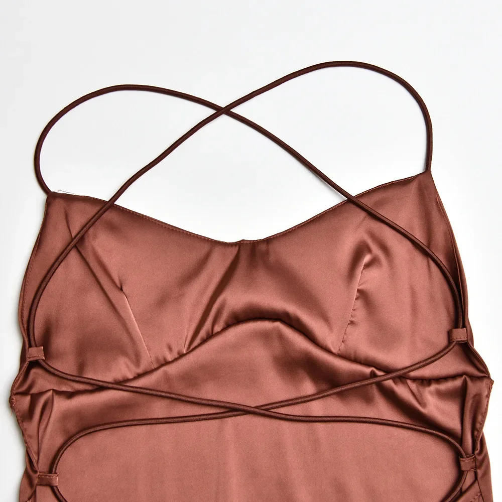 Vestido para mujer con acabado satinado y tirantes finos