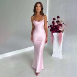 Vestido para mujer con acabado satinado y tirantes finos - Imagen 4