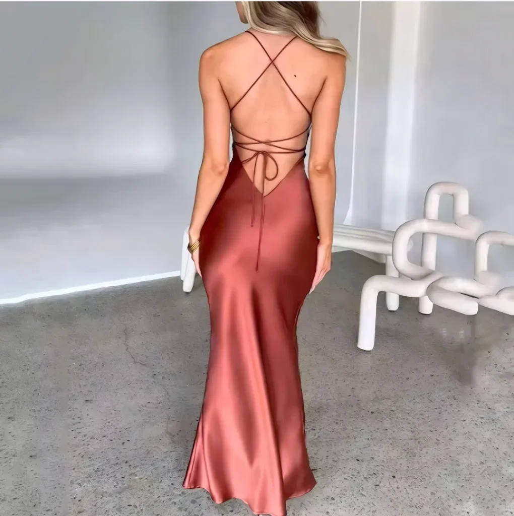 Vestido para mujer con acabado satinado y tirantes finos