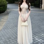 Vestido con encaje y tirantes