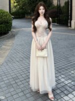 Vestido con encaje y tirantes