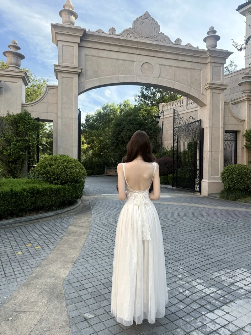 Vestido con encaje y tirantes Vestido con encaje y tirantes