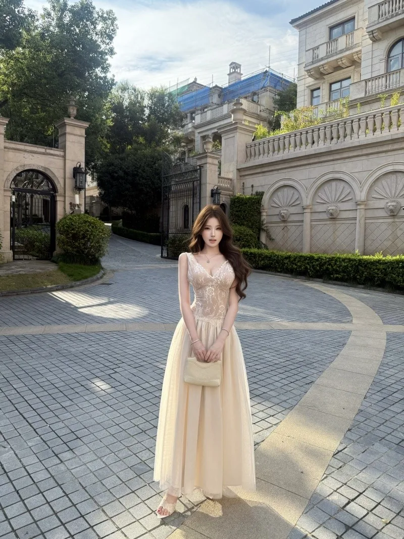 Vestido con encaje y tirantes Vestido con encaje y tirantes