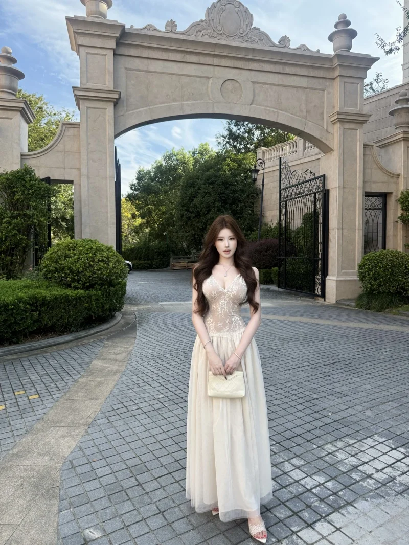 Vestido con encaje y tirantes Vestido con encaje y tirantes