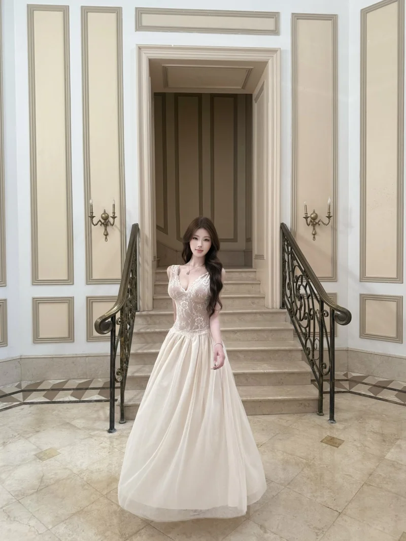 Vestido con encaje y tirantes Vestido con encaje y tirantes