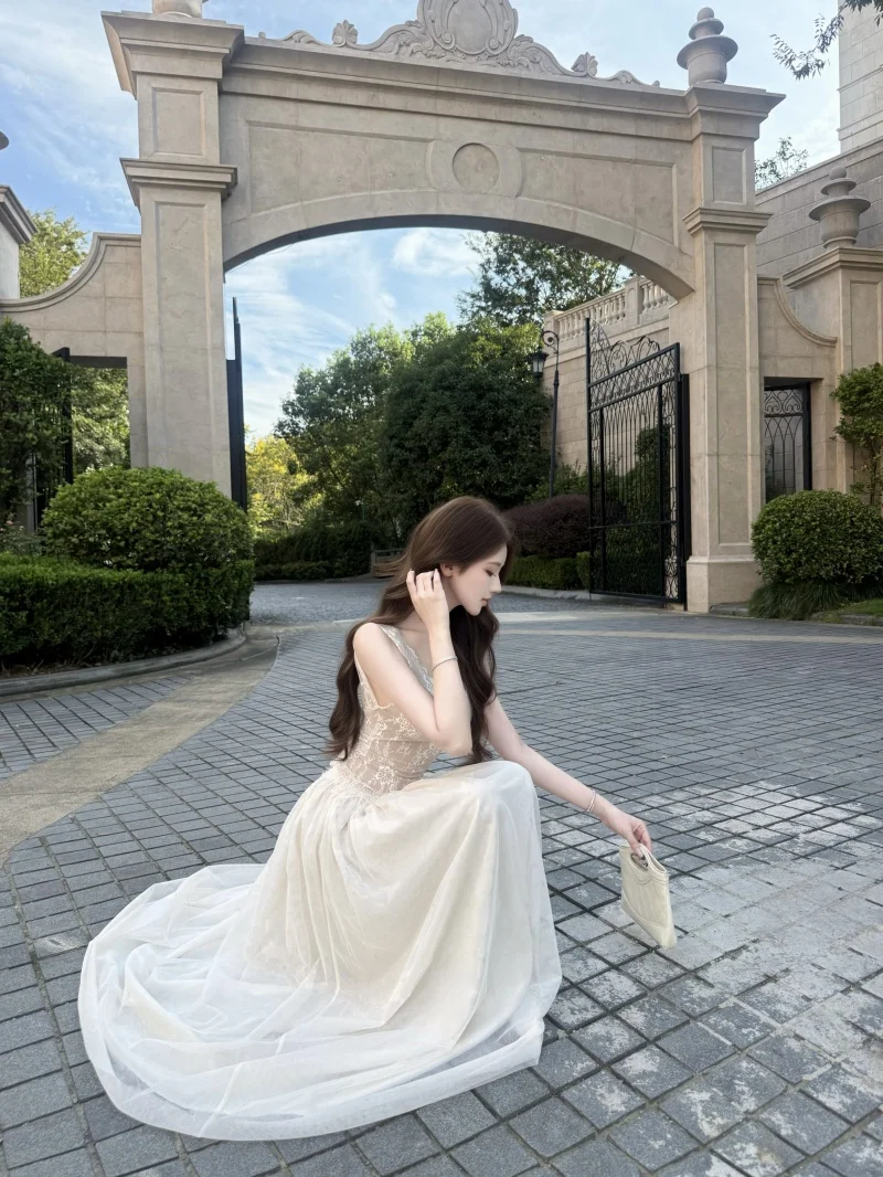 Vestido con encaje y tirantes Vestido con encaje y tirantes