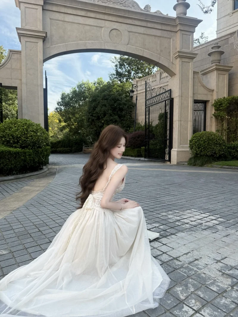 Vestido con encaje y tirantes Vestido con encaje y tirantes
