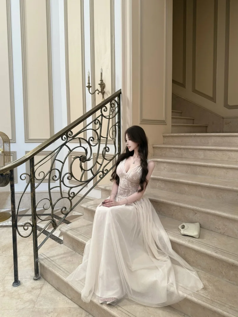 Vestido con encaje y tirantes Vestido con encaje y tirantes